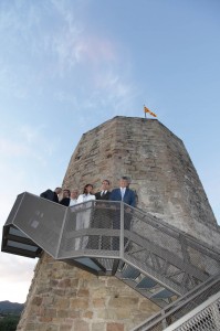 Castell2 Darrera l'escala inaugurada es pot veure la Torre